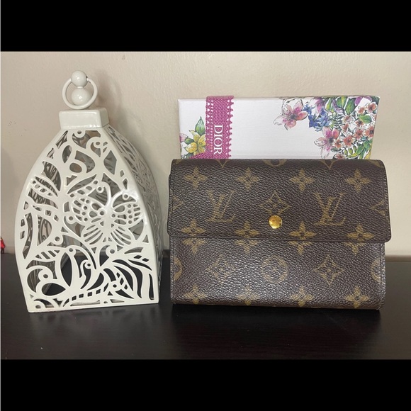 Louis Vuitton Classic Brown Monogram Wallet - Picture 1 of 3